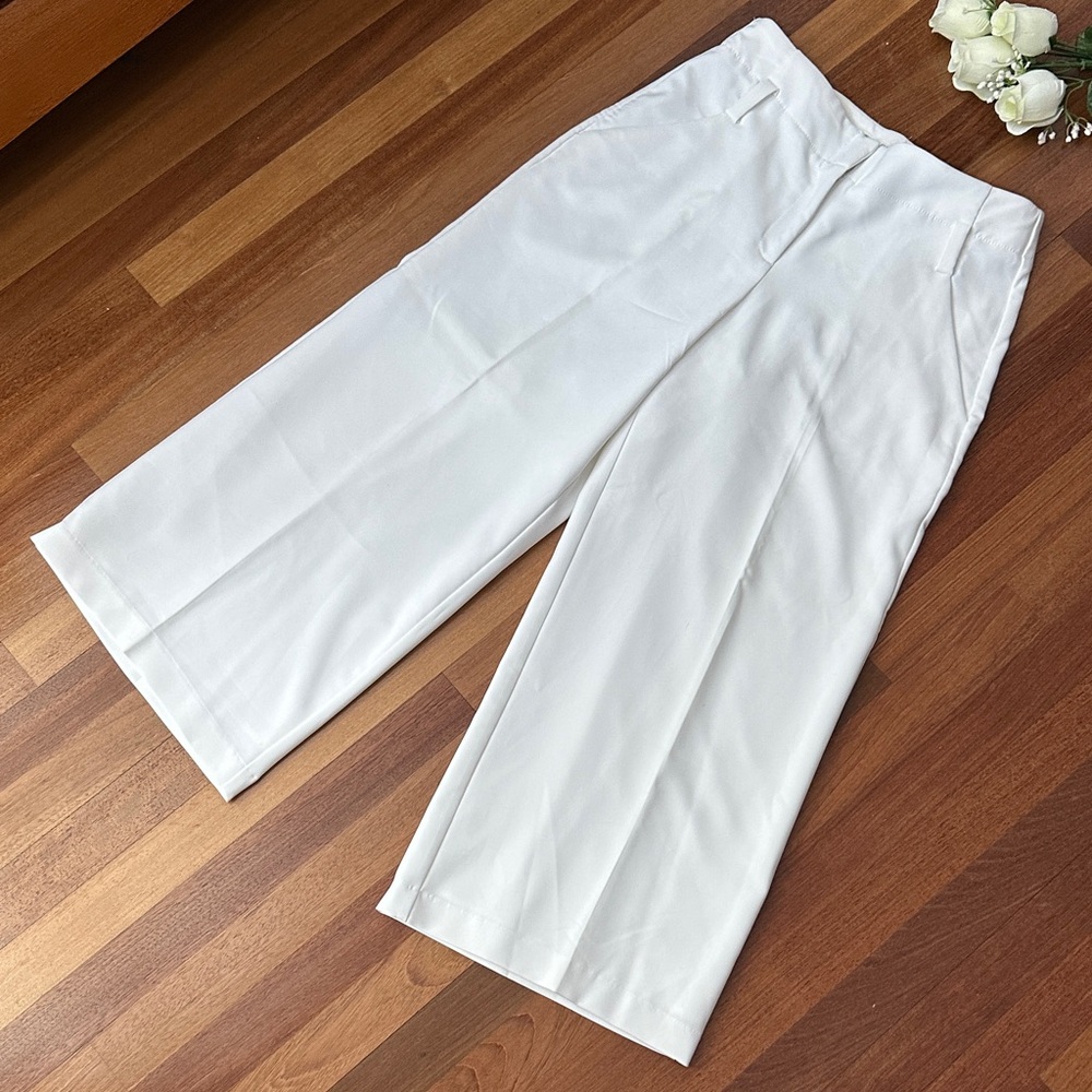 New without tags White Wide Leg Cropped Pants